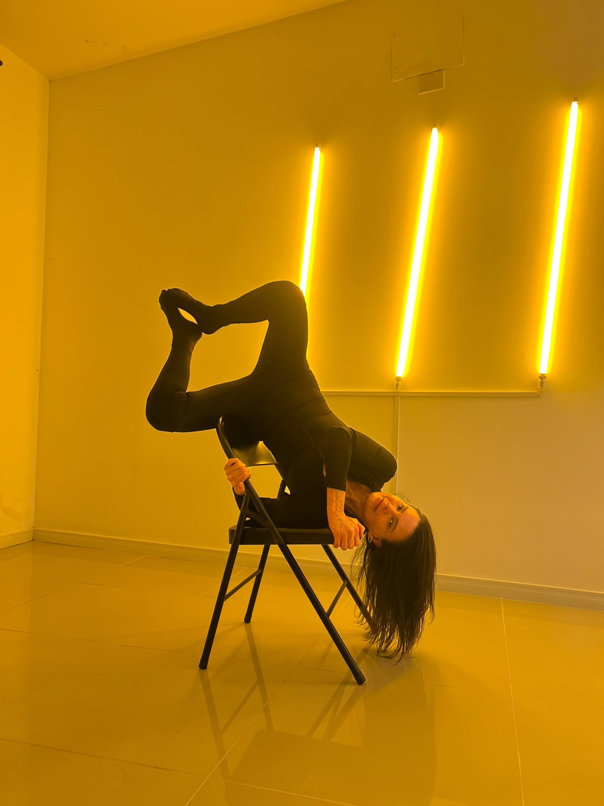 Aluna da Evoá praticando pole dance na barra, foto 8